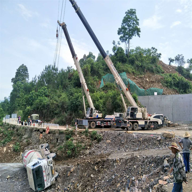 苏州吴中汽车掉沟里叫吊车救援要多少钱